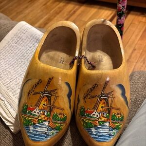 Vintage size 23/35 (5-6) Wooden Clogs with Windmill Design from Holland